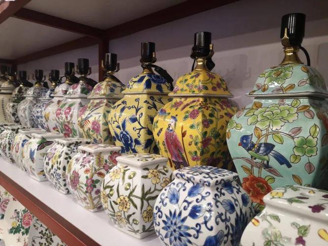 产品主要以各种釉上粉彩瓷器和仿古瓷为主,全部采用传统手绘装饰和